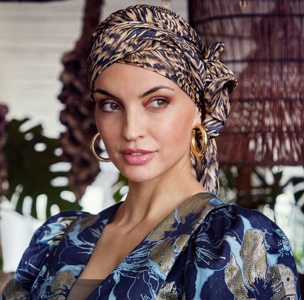 Bonnet femme Boho Twin Set, alliant style bohème et confort optimal. Souple et léger, il offre un maintien agréable pour les femmes souffrant de pelade ou d’alopécie, tout en apportant authenticité, élégance et liberté à chaque tenue.