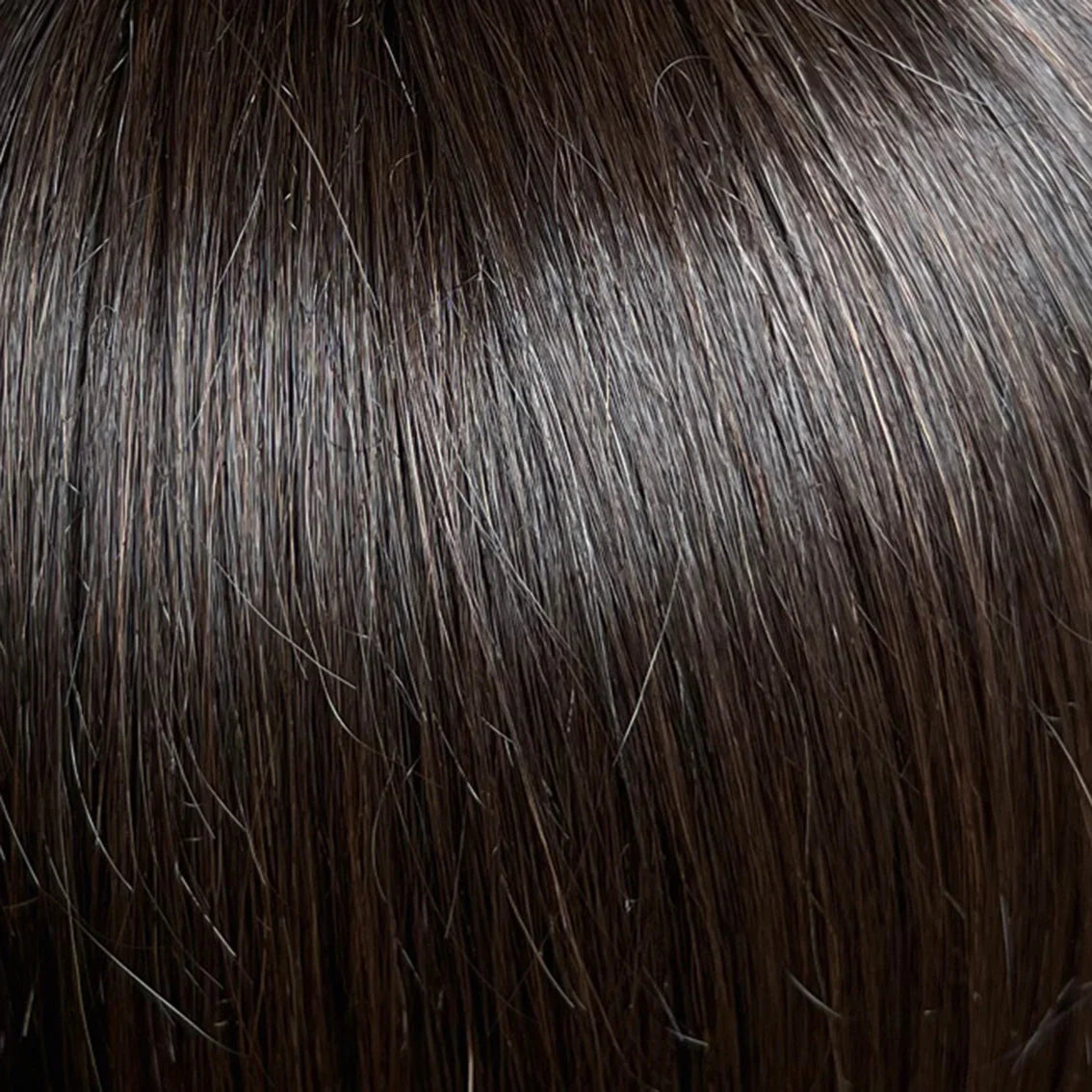 Duo Isabella by Gisela Mayer, front view showing the realistic hairline and mid-length wavy semi-natural wig.