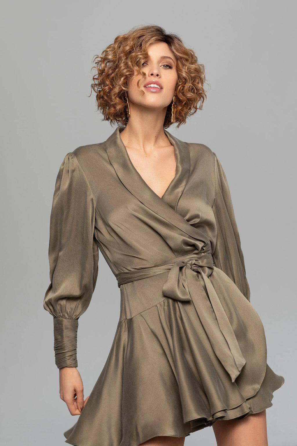 Duo Jordan wig by Gisela Mayer, side view showing the mid-length tight curls and semi-natural Remy/synthetic blend.