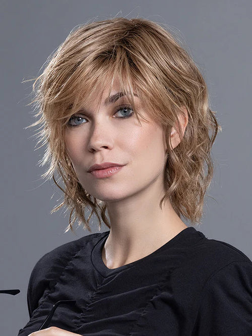 Anima d’Ellen Wille, carré court wavy élégant, offre volume et mouvement, parfait pour pelade et alopécie avec style bohème chic.