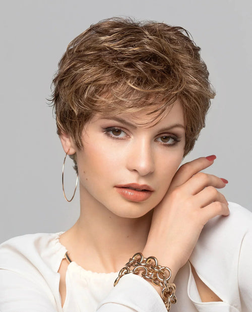 Perruque femme Bahama, courte et sportive, légère et naturelle, idéale pour dissimuler la pelade avec confort et style.