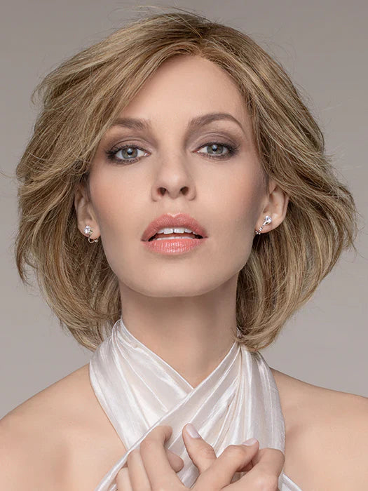 Perruque femme Brilliance Plus, 100 % cheveux naturels. Idéale pour pelade ou alopécie, frange ajustable et confort optimal.