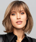La perruque femme Carley Mono Top sublime pelade ou alopécie avec son carré mi-long et sa frange effilée.
