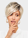Perruque femme Clic, courte et asymétrique, élégante et moderne, idéale pour dissimuler la pelade avec naturel.