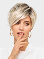Perruque femme Clic, courte et asymétrique, élégante et moderne, idéale pour dissimuler la pelade avec naturel.