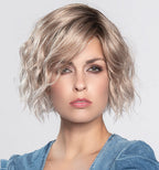Dance de la collection Perucci d’Ellen Wille est une perruque ondulée qui dissimule naturellement la perte de cheveux due à pelade ou alopécie, avec style et confort.