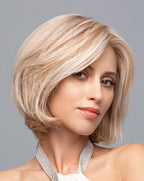 Perruque femme Euro Silver, mi-longue et sophistiquée, idéale pour masquer l’alopécie avec style et naturel.