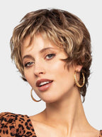 Perruque femme Ever, courte et dégradée, élégante et naturelle, parfaite pour dissimuler la pelade avec style.