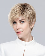 Perruque femme Fenja de la collection Hair Power, coupe courte classique avec frange asymétrique. Idéale pour les femmes avec pelade ou alopécie. Style moderne et féminin pour un look actuel et raffiné au quotidien.