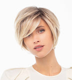 Perruque femme Hi Flirt, courte et asymétrique, chic et moderne, idéale pour masquer l’alopécie avec élégance.