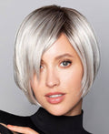 Perruque femme Kate Lace, courte et lisse, élégante et naturelle, idéale pour masquer l’alopécie avec style et discrétion.