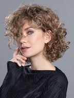 La perruque femme Loop d’Ellen Wille, un carré court bouclé, idéal en cas d’alopécie ou de pelade.
