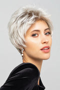Perruque femme Super Roma, courte et effilée, élégante et moderne, parfaite pour masquer la pelade avec style.