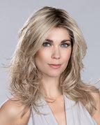 Perruque femme Voice, longue avec couches effilées pour un look jeune et tendance. Adaptée aux femmes avec pelade ou alopécie. Fibre thermorésistante pour coiffage facile selon vos envies.