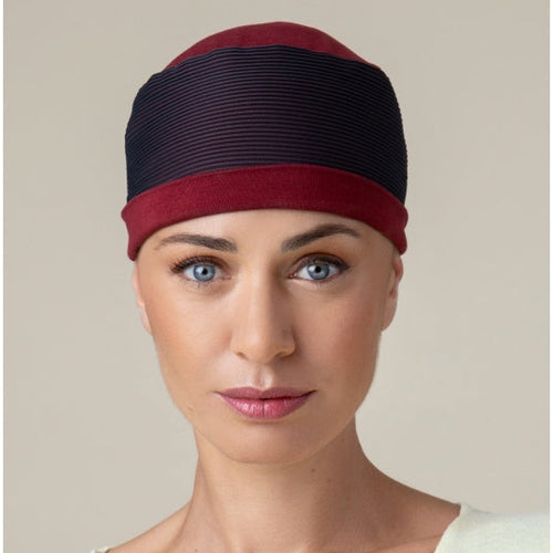 Le bonnet Exelman de NJ Création, chic et moderne, couvre la perte de cheveux due à une chimio ou pelade tout en assurant confort et maintien.