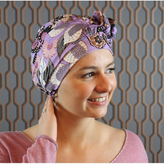 Le bonnet chimio Bobo Dakar, doux et confortable, s’adapte à toutes vos tenues. Son nœud avant apporte élégance et féminité.
