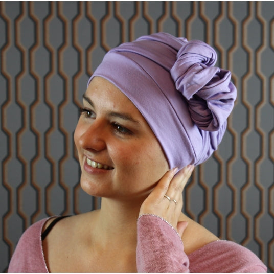L’équipe Rose comme Femme vous présente le bonnet chimio NALA Lilas. Doux et confortable, il masque alopécie ou perte de cheveux avec élégance.