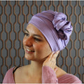 L’équipe Rose comme Femme vous présente le bonnet chimio NALA Lilas. Doux et confortable, il masque alopécie ou perte de cheveux avec élégance.