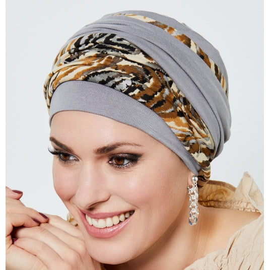 Sublimez votre style avec ce bonnet chic doté de deux bandeaux amovibles. Plissé, il offre un effet matière élégant et pratique.
