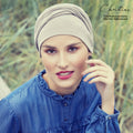 Ce bonnet préformé Viva Headwear, doublé avec un bandeau croisé, offre style et confort tout en masquant efficacement une pelade.