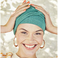 Ce bonnet Viva Headwear en coton/polyester vert émeraude offre confort, style et protection, idéal pour masquer une pelade au quotidien.