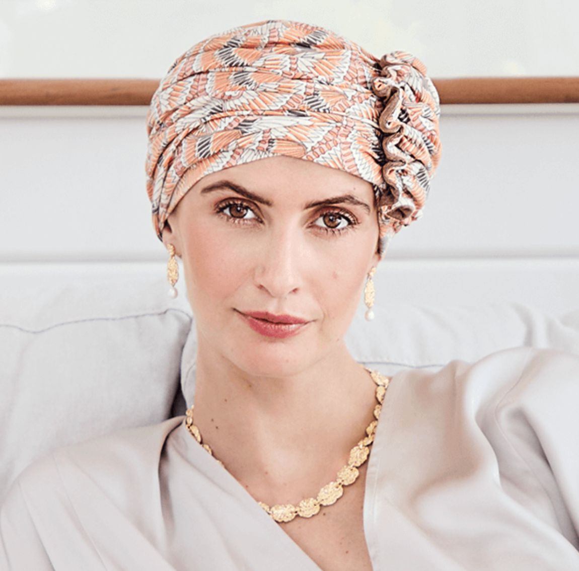 Bonnet chimio avec fleur de lotus, confortable et ajusté, parfait pour protéger le cuir chevelu après une alopécie ou une pelade.
