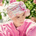 Bonnet chimio orné d'une&nbsp;fleur de lotus cousue sur le dessus. La collection Bambou est conçue pour rester parfaitement en place toute la journée, que ce soit pour le sport ou pour vos activités quotidiennes. Elle bénéficie de la garantie qualité Caretech® et contient 5 % d'élasthanne pour assurer une excellente tenue et un maintien optimal.