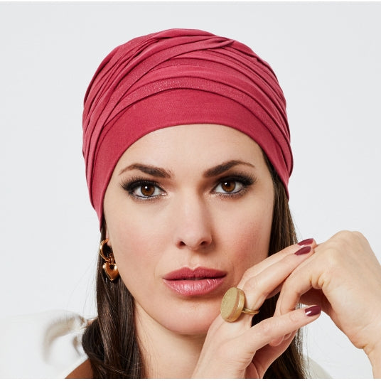 Le bonnet chimio Hinda rouge de Gisela Mayer, doux et confortable, masque perte de cheveux, alopécie ou repousse après traitement.