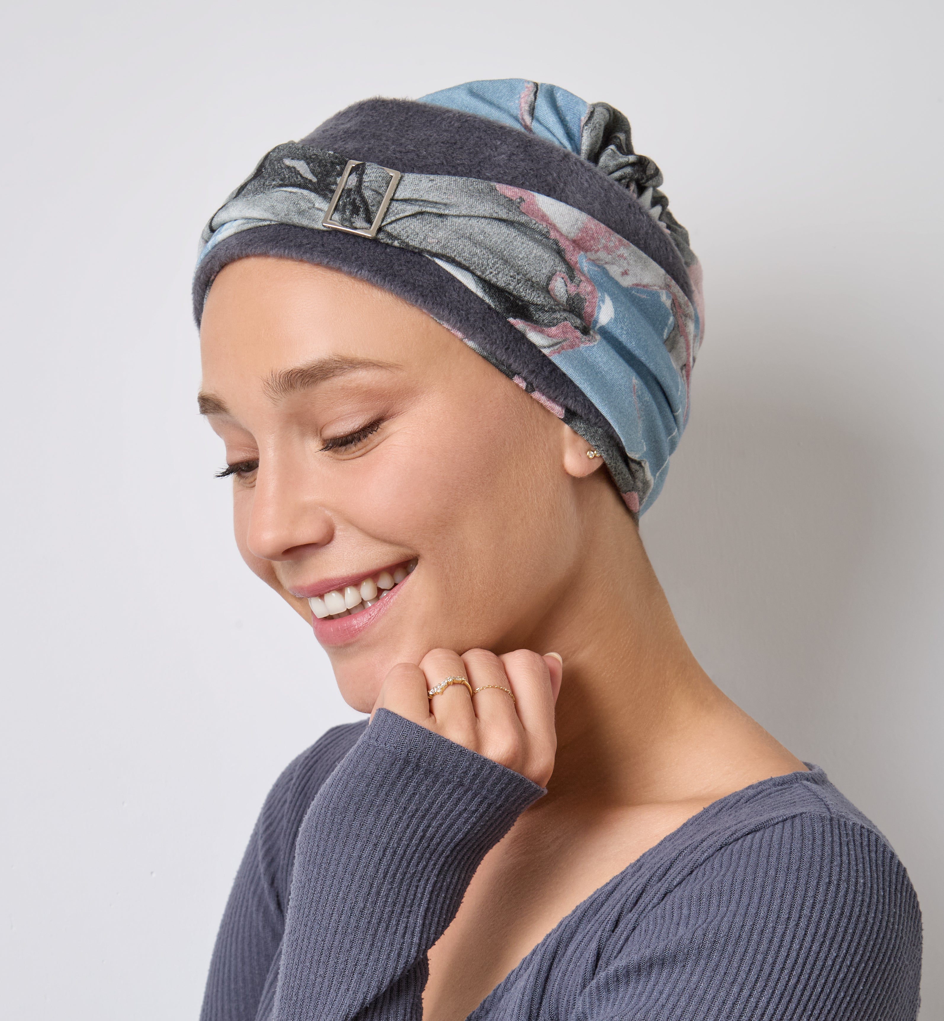 Bonnet chimio chic avec boucle ajustable et matière douce, parfait pour rester élégante et au chaud tout l’hiver.
