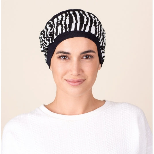 Le bonnet chimio OPERA noir et blanc de NJ Création, doux et soyeux, protège pelade et cuir chevelu après chimio avec élégance.