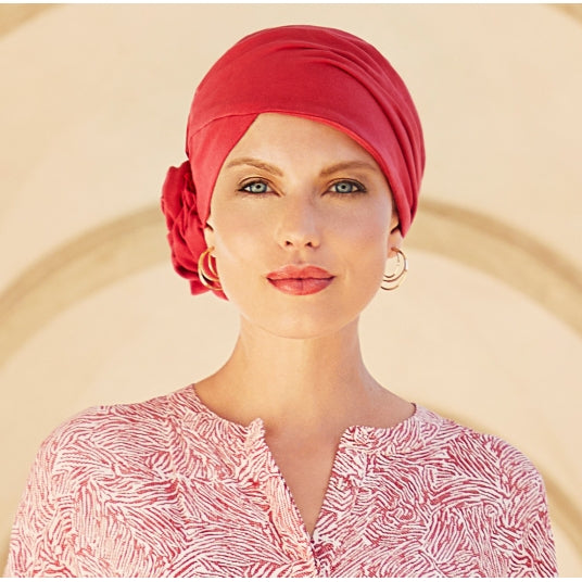 Le bonnet Zuri Coton Elite Hair, doux et résistant, protège le cuir chevelu sensible et masque parfaitement une pelade ou perte de cheveux due à une chimio.