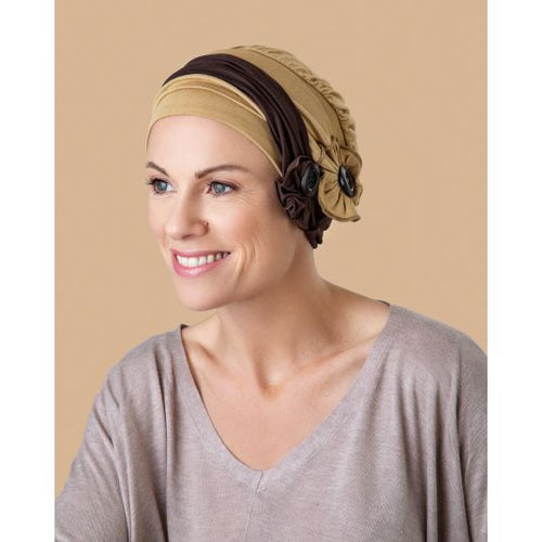 Le bonnet chimio Macaron ocre, avec ses 2 bandeaux fantaisie, protège le cuir chevelu et masque pelade ou chute après chimio.
