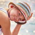 Chapeau de paille léger et coloré, idéal pour l'été, avec doublure en coton. La collection Viva se distingue par son esprit jeune et accessible, proposant des matières légères et confortables. Faciles à porter au quotidien et à assortir, les modèles de cette ligne garantissent un maintien optimal. Un parfait mélange d'élégance et de simplicité !