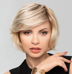Perruque Catwalk Deluxe Super Small Gisela Mayer, coupe courte plongeante, frange longue, féminine et moderne pour petit tour de tête.