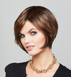 Perruque Catwalk Small Mono Gisela Mayer, coupe courte plongeante avec frange, élégante et confortable pour petit tour de tête.