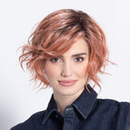 Perruque Cookie Mono Part Ellen Wille, coupe asymétrique ondulée, effet wavy naturel, fibre synthétique résistante à la chaleur, confort et finition discrète avec tulle cinéma.