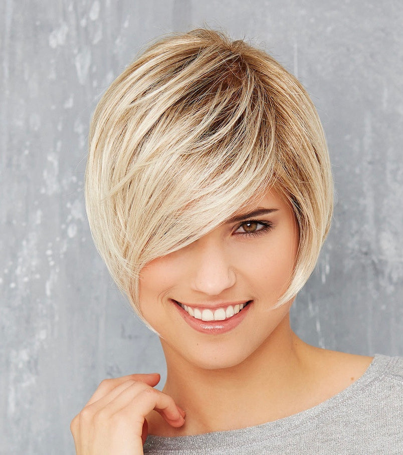Perruque Cosmo Chic Mono Lace Gisela Mayer – coupe courte, frange longue, style féminin, élégant et naturel