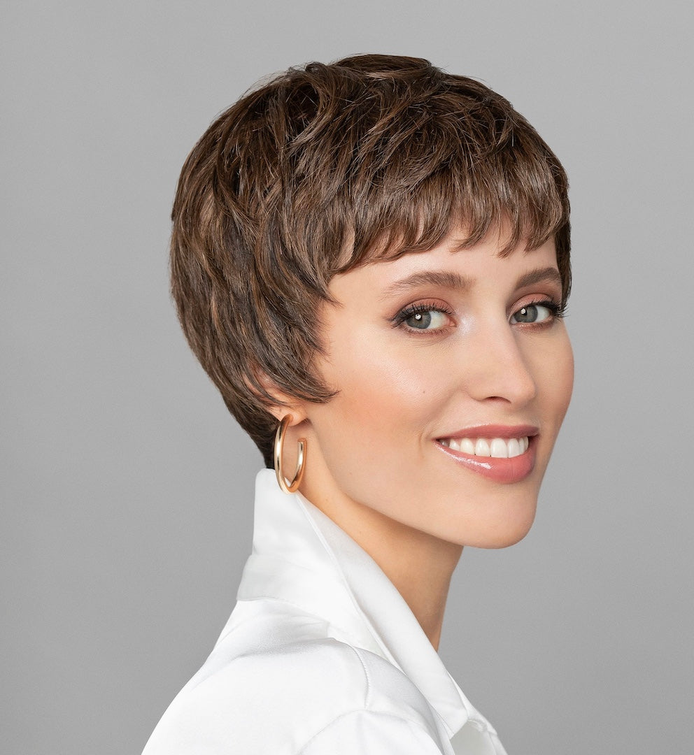 Perruque Duo Fiona Gisela Mayer wigs – coupe courte élégante avec bordure frontale invisible, composée de 30 % cheveux naturels Remy Hair et 70 % fibre synthétique résistante à la chaleur pour un look naturel, polyvalent et chic