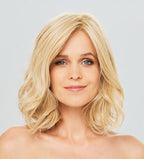 Perruque femme Duo Beach Gisela Mayer au style naturel et sophistiqué. Modèle réaliste et confortable, composé de 30 % de cheveux naturels Remy Hair et de 70 % de fibres synthétiques résistantes à la chaleur, offrant légèreté, souplesse et brillance durable.