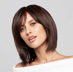 Perruque femme Euro Coco Deluxe Gisela Mayer, coupe mi-longue fluide et féminine au rendu naturel. Confectionnée en cheveux naturels de haute qualité pour un tombé élégant, une texture soyeuse et un mouvement plein de vitalité.