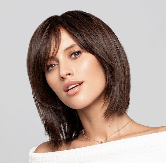 Perruque femme Euro Coco Deluxe Gisela Mayer, coupe mi-longue fluide et féminine au rendu naturel. Confectionnée en cheveux naturels de haute qualité pour un tombé élégant, une texture soyeuse et un mouvement plein de vitalité.