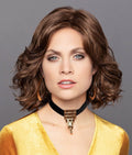 Perruque Momo Lace Gisela Mayer wigs, mi-long ondulé, style féminin et chic, volume naturel et look moderne