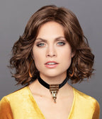Perruque Momo Lace Gisela Mayer wigs, mi-long ondulé, style féminin et chic, volume naturel et look moderne