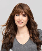 Perruque Vision Midnight Gisela Mayer wigs, longue aux boucles douces et frange droite, féminine et sensuelle
