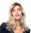 Perruque Finia Gisela Mayer – longueur épaules, mèches retroussées, style féminin naturel et léger, idéale pour alopécie