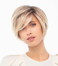 Perruque Hi Flirt Large Gisela Mayer wigs pour femme – coupe courte dégradée et asymétrique, style naturel et original, fibre synthétique premium résistante à la chaleur, adaptée aux grands tours de tête (57,5 cm), confortable et facile à coiffer, look chic ou bouclé