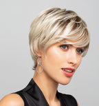 Perruque Leilah Mono Small, coupe courte effilée pour femme, légère et naturelle, idéale en cas d’alopécie, petite taille.
