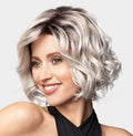 Perruque Mika Gisela Mayer, boucles généreuses, confort exceptionnel, effet naturel, idéal pour un look élégant et confiant.