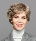Perruque New Perfect Lace Gisela Mayer – coupe courte avec boucles souples, volume naturel et look féminin élégant