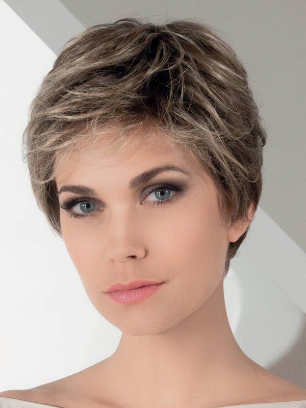 Posh Deluxe in Bernstein by Ellen Wille, three-quarter view showing the warm golden shade on the short Hair Society wig.